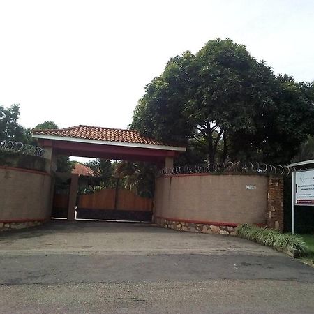 Rosemary Courts Bed And Breakfast Entebbe Esterno foto