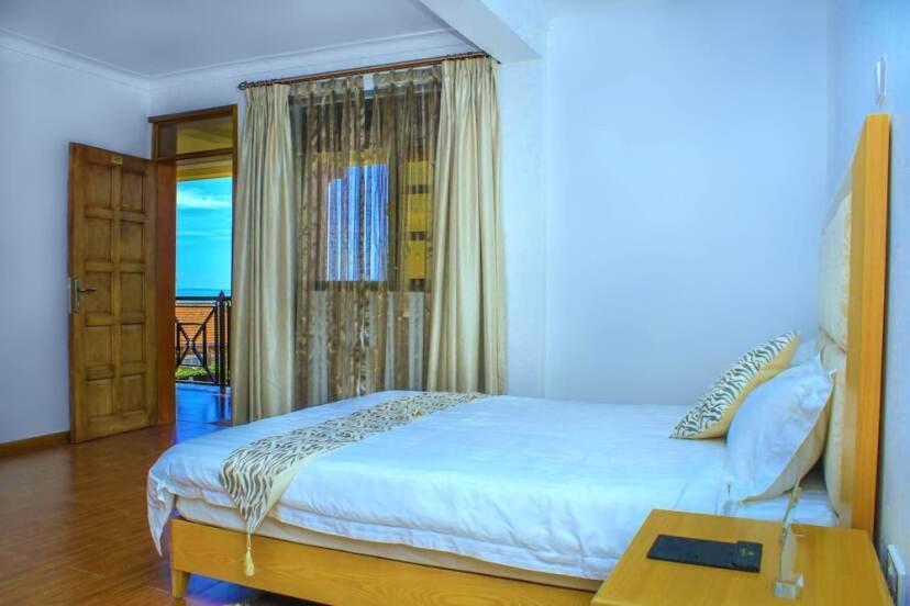 Rosemary Courts Bed And Breakfast Entebbe Esterno foto